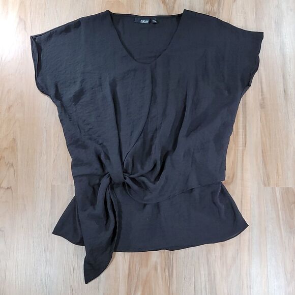 a.n.a Tops - 🔺️ANA Black Crinkled Semi Sheer Vneck Short Sleeve Top Small